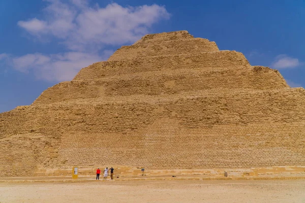 エジプトのサッカラ 2021年4月1日 観光客のパノラマビューとエジプト全土で最も古いピラミッドであるDjoserのピラミッドでガイドします — ストック写真