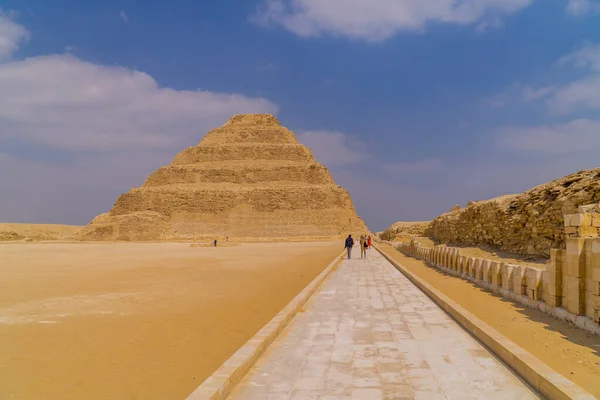 Saqqara Egito Abril 2021 Vista Panorâmica Dos Turistas Pirâmide Djoser — Fotografia de Stock