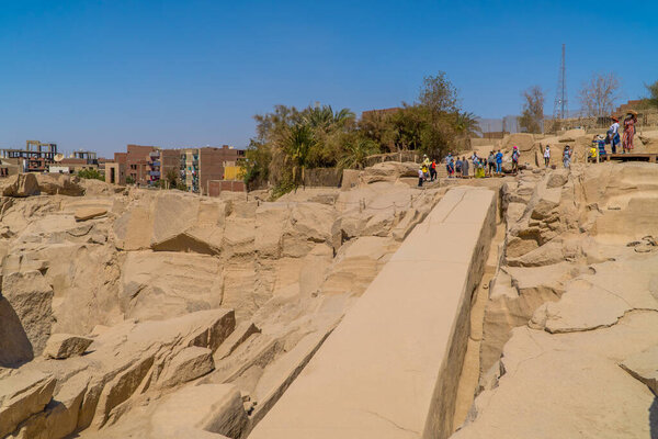 Асуан, Египет - 2 апреля 2021 года - вид туристов на Незаконченный Обелиск