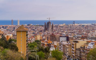 Barselona, İspanya - 17 Nisan 2021 - Barselona şehir merkezinin panoramik gün batımı görüntüsü Mirador de la Rovira (Bunkers del Carmel) bakış açısı