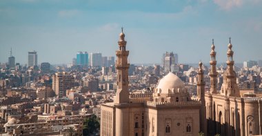Kahire, Mısır - 26 Mart 2021 Kahire şehir merkezinin panoramik hava manzarası ile Sultan Hasan 'ın Camii-Madrassa' sı Selahaddin Kalesi 'nden (Kahire Kalesi) görülüyor.)