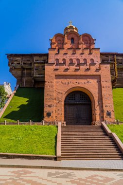 Ukrayna 'nın başkenti Kyiv' deki ünlü Golden Gate kilisesinin dikey görüntüsü