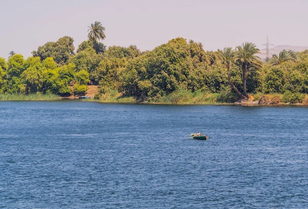 Edfu Egipto Abril 2021 Hombre Remando Barco Río Nilo — Foto de Stock