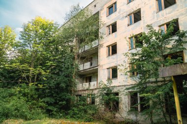 Pripyat 'ta, Çernobil Yasaklama Bölgesi' nde Ukrayna 'da çürüyen apartman blokları
