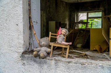 Pripyat, Ukrayna 'da terk edilmiş bir anaokulunda Çernobil Yasaklama Bölgesi içinde oyuncak bebek ve oyuncak ayı gibi korku filmleri.
