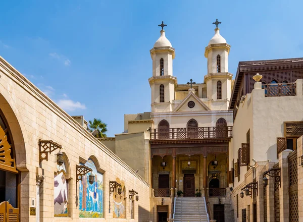 Kahire, Mısır - 25 Mart 2021 - Coptic Cairo 'daki meşhur Coptic Hanging Church (Aziz Bakire Meryem Kilisesi)