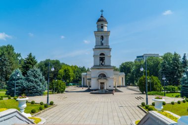 Chisinau, Moldova - 25 Haziran 2021 - Katedral Parkı 'ndaki çiçekle birlikte Büyük Tanrı' nın Doğuşu Katedrali 'nin panoramik görüntüsü