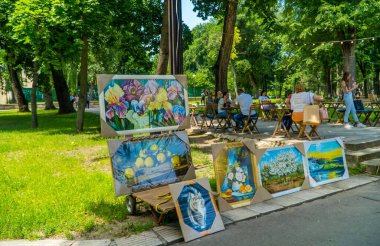 Chisinau, Moldova - 25 Haziran 2021 - sanat simsarları ve Katedral Park 'ta bir kafe terası