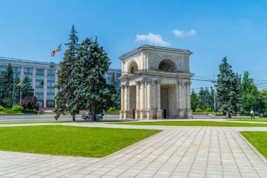 Chisinau, Moldova - 25 Haziran 2021 - arka planda Moldova Cumhuriyeti Parlamentosu ile Chisinau 'daki Zafer Kemeri' nin panoramik görüntüsü