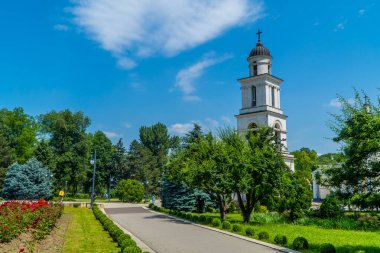Chisinau, Moldova - 25 Haziran 2021 - Katedral Park 'taki Efendimizin İsa' nın Doğuşu Katedrali Kulesi