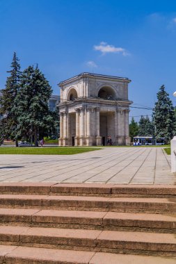 Chisinau, Moldova - 25 Haziran 2021 - Chisinau 'daki Zafer Kemeri' nin dikey sokak manzarası