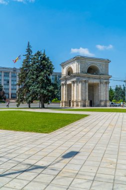 Chisinau, Moldova - 25 Haziran 2021 - arka planda Moldova Cumhuriyeti Parlamentosu ile Chisinau Zafer Kemeri dikey görünümü