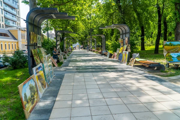 Chisinau Moldavia Junio 2021 Marchantes Arte Parque Catedral — Foto de Stock