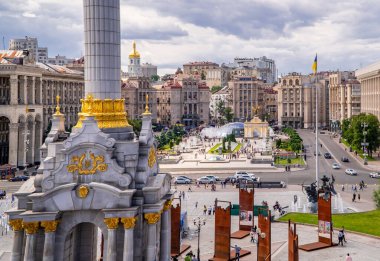 Kyiv, Ukrayna - 5 Haziran 2021 - yukarıdan Independence Square (Meydan Nezalezhnosti) panoramik görünümü
