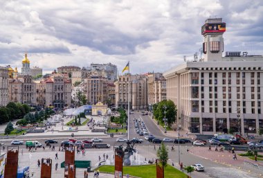 Kyiv, Ukrayna - 5 Haziran 2021 - yukarıdan ünlü Independence Square (Meydan Nezalezhnosti) panoramik görünümü