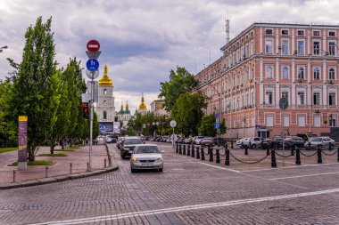 Kyiv, Ukrayna - 5 Haziran 2021 - St. Michael Meydanı 'ndaki arabaların sokak fotoğrafçılığı
