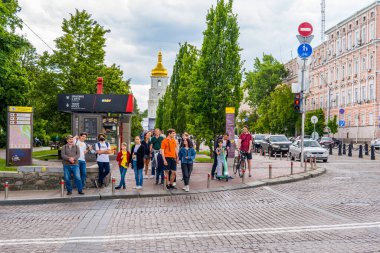 Kyiv, Ukrayna - 5 Haziran 2021 - Aziz Sophia 'nın arka planında Aziz Michael Meydanı' ndaki kalabalığın sokak fotoğrafçılığı