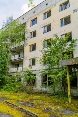 Pripyat 'ta, Çernobil Yasaklama Bölgesi' nde Ukrayna 'da çürüyen apartman bloklarının dikey görünümü