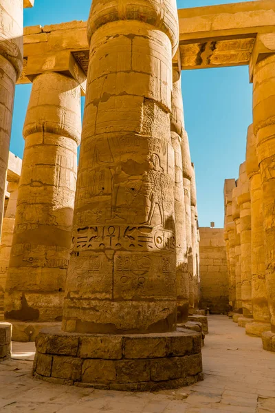 Vista Vertical Colunas Com Hieróglifos Dentro Templo Karnak Luxor Maior — Fotografia de Stock