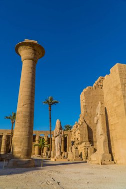 Luxor, Mısır - 4 Nisan 2021 - Lüksör, Mısır 'daki Karnak Tapınağı Kompleksi içindeki sütunlar ve duvarlar