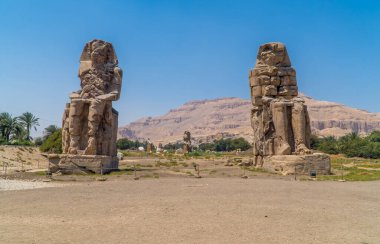 Lüksör, Mısır - 4 Nisan 2021 - Mısır 'ın Lüksemburg şehrinin girişindeki Memnon Colossi' nin panoramik görüntüsü