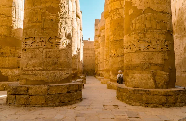 Luxor Egipto Abril 2021 Turista Entre Columnas Dentro Karnak Templo —  Fotos de Stock