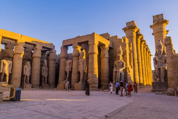 Луксор Египет Апреля 2021 Панорамный Вид Закат Туристов Внутри Храма — стоковое фото