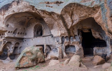 Selime, Cappadocia, Türkiye - 20 Mart 2021 - Türkiye 'nin Kapadokya kentindeki antik Selime Manastırı' nda mağaralar