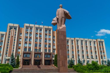 Tiraspol, Transnistria - 26 Haziran 2021 - Pridnestrovia Cumhuriyeti Yüksek Konseyi (Parlamentosu) önünde Lenin heykeli)