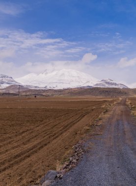 Türkiye 'nin orta kesiminde Erciyes Dağı' nın arka planında yer aldığı bir alanın dikey görünümü