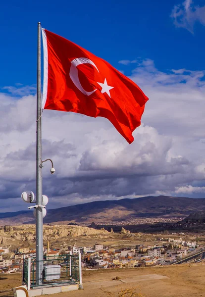 Verticale Weergave Van Een Grote Turkse Vlag Goreme Cappadocië Met — Stockfoto