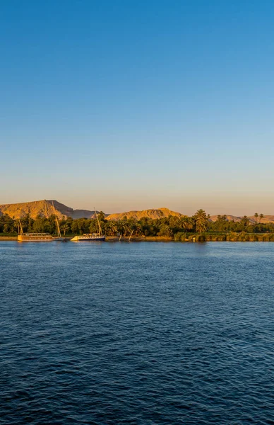 Verticaal Zonsondergang Uitzicht Boten Vegetatie Nijl Rivier Buurt Van Luxor — Stockfoto