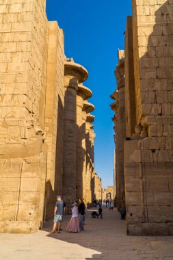 Luxor, Mısır - 4 Nisan 2021 - Mısır 'daki en büyük tapınak olan Karnak içindeki turistlere dikey bakış