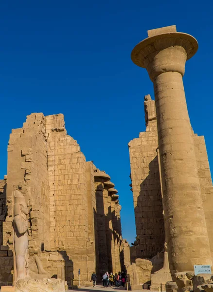 Луксор Єгипет Квітня 2021 Вертикальний Вид Туристів Усередині Карнака Найбільшого — стокове фото