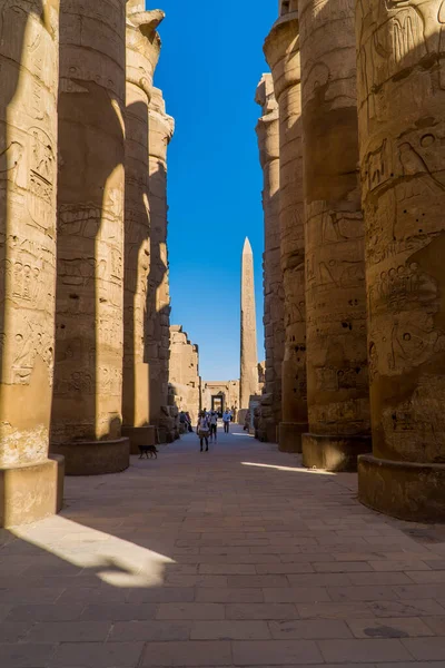 Luxor Egipto Abril 2021 Vista Vertical Los Turistas Dentro Karnak —  Fotos de Stock