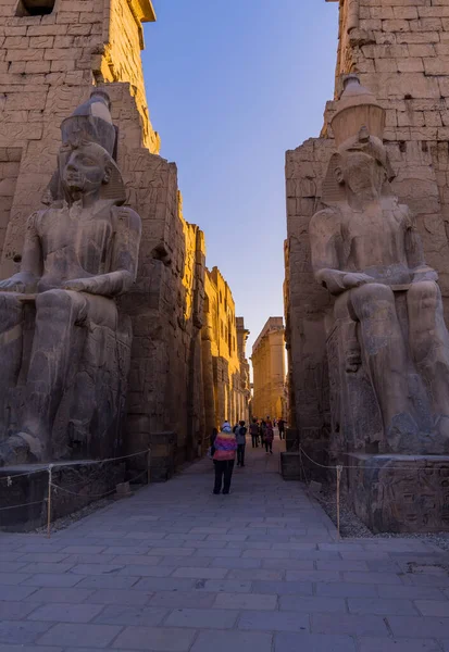 Luxor Egipto Abril 2021 Vista Vertical Los Turistas Dentro Del —  Fotos de Stock