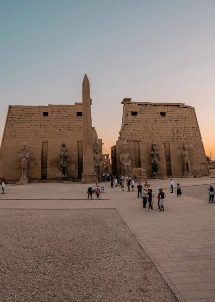 Луксор Єгипет Квітня 2021 Вигляд Туристів Вході Луксорський Храм Луксор — стокове фото
