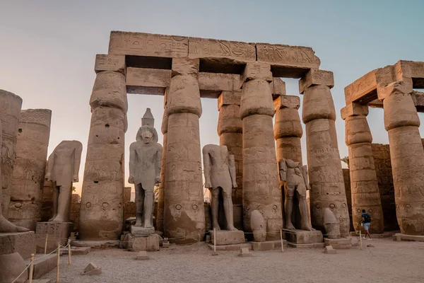 Luxor Egipto Abril 2021 Vista Del Atardecer Turistas Columnas Dentro — Foto de Stock