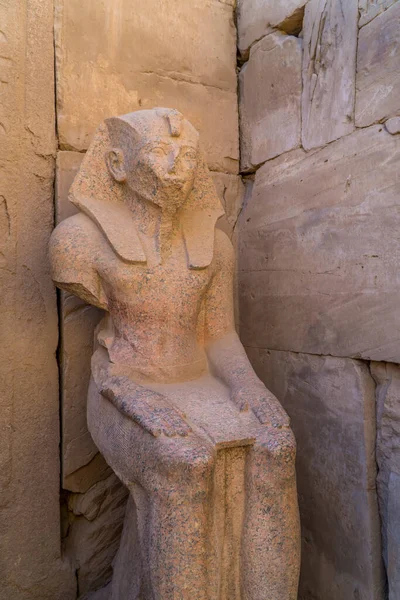 Luxor Egipto Abril 2021 Tiro Vertical Una Estatua Dentro Del —  Fotos de Stock