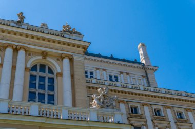 Odessa, Ukrayna 'daki Odessa Opera ve Bale Evi' nde güzel yüzler ve heykeller.