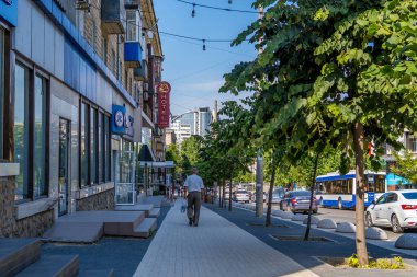 Chisinau, Moldova - 25 Haziran 2021 - Chisinau şehir merkezinde yürüyen bir adamın gizli sokak fotoğrafı