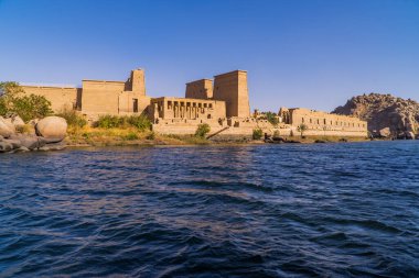 Agilkia Adası 'ndaki İsis Tapınağı' nın Panorama manzarası (eski adıyla the Aswan Low Barajı 'nın rezervuarında)
