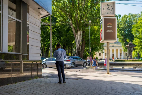 Кишинев Молдова Июня 2021 Года Откровенная Уличная Фотография Бизнесмена Центре — стоковое фото