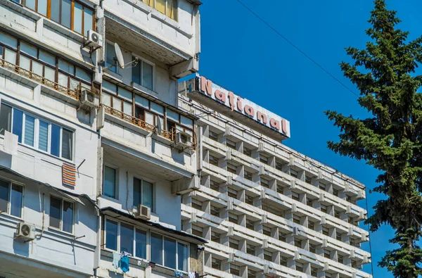 Κισινάου Μολδαβία Ιουνίου 2021 Κομμουνιστικές Πολυκατοικίες Μπροστά Από Εγκαταλελειμμένο Σοβιετικό — Φωτογραφία Αρχείου