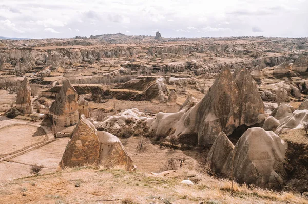 Panoramisch Uitzicht Cappadociaanse Landschappen Met Rotsformaties Sprookjesschoorstenen Goreme Turkije — Stockfoto