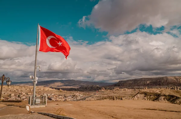 Panoramisch Uitzicht Een Grote Turkse Vlag Goreme Cappadocië Met Landschappen — Stockfoto
