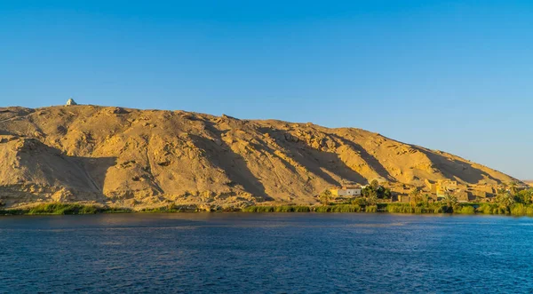Vista Panorâmica Uma Cidade Tradicional Rio Nilo Perto Luxor Egito — Fotografia de Stock