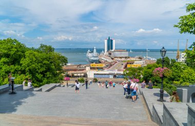 Odessa, Ukrayna - 18 Haziran 2021 - Arkasında Odessa limanı olan Potemkin Merdivenleri manzarası