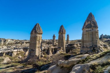 Goreme, Kapadokya, Türkiye yakınlarındaki Aşk Vadisi 'nde erkek üreme organı şekilli kaya oluşumları