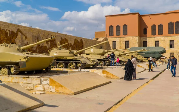 Caire Égypte Mars 2021 Touristes Chars Intérieur Musée Militaire National — Photo